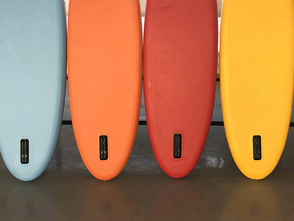 The bottom panel fins help board improve overall speed, one big removable fin and two small fins which are fixed on the board, handling and steering for easier use by beginner alike. 